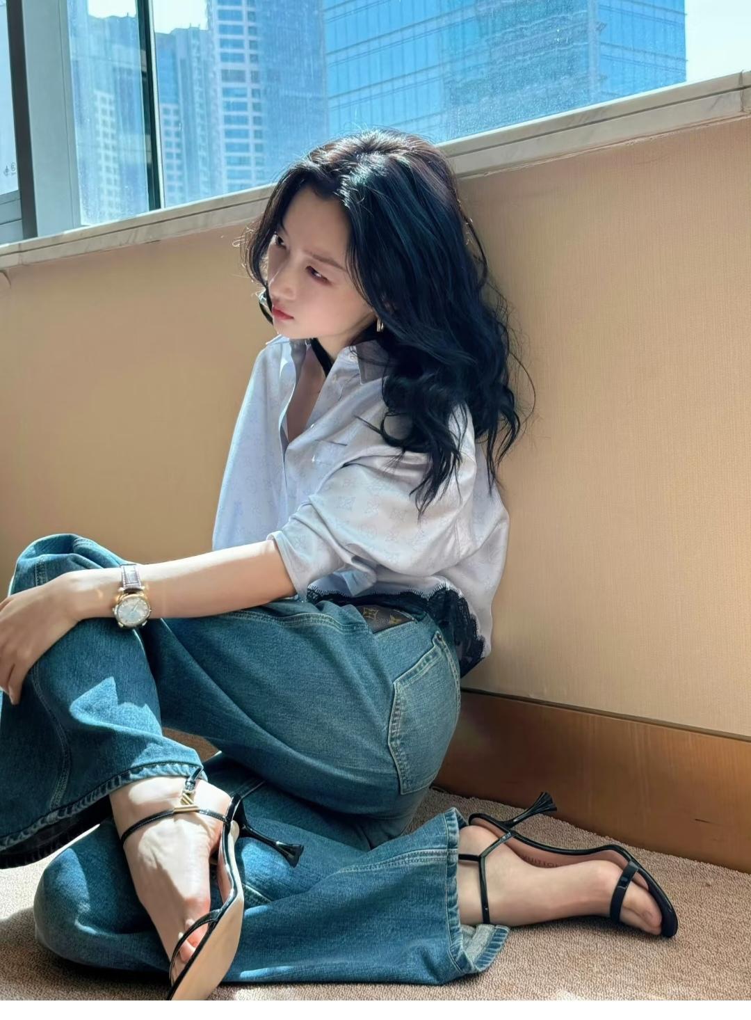 周冬雨，这套成熟好看，退去了原本的稚嫩。