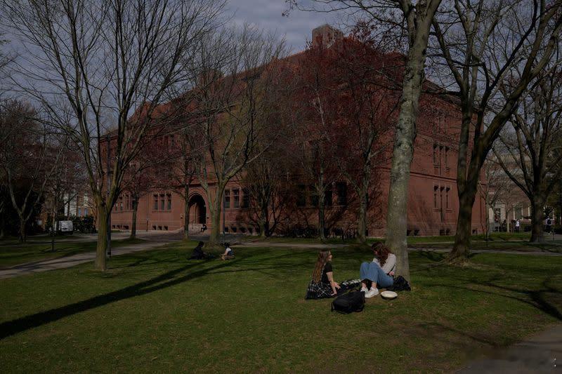 【特朗普政府阻止哈佛大学招收国际学生，现有数千名留学生必须转学或离开】[美式民主