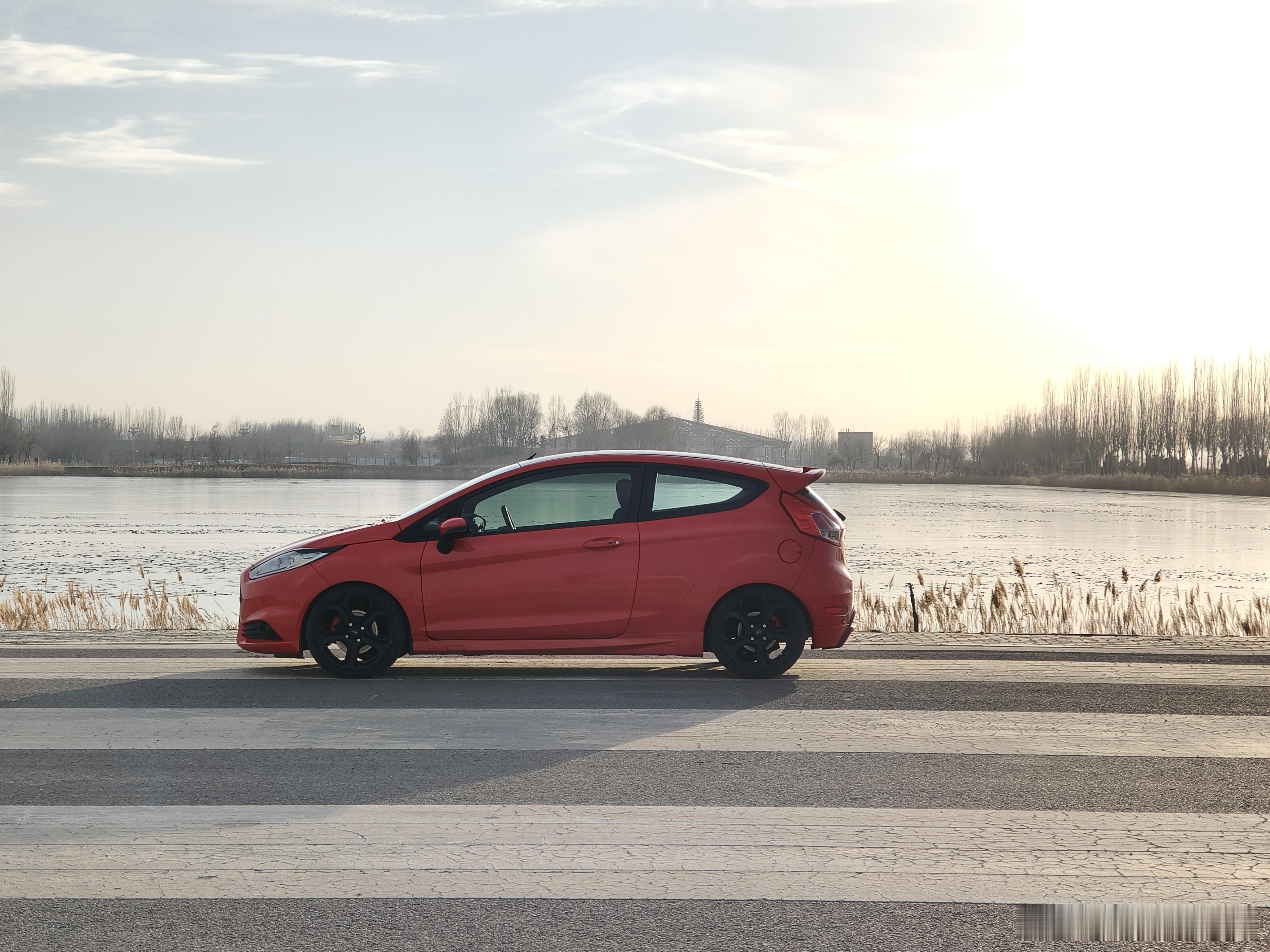 刚跟某个和教主合作的车评人这里不点名了先聊了一下自媒体运营岗一个月在魔都给不到1