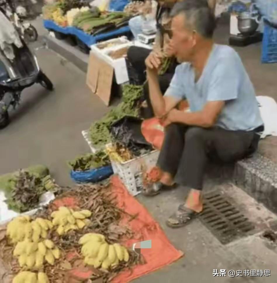 东莞这位大叔，就那几把香蕉，全卖光了也是20来块，可抽的香烟是“华子”，太佩服广