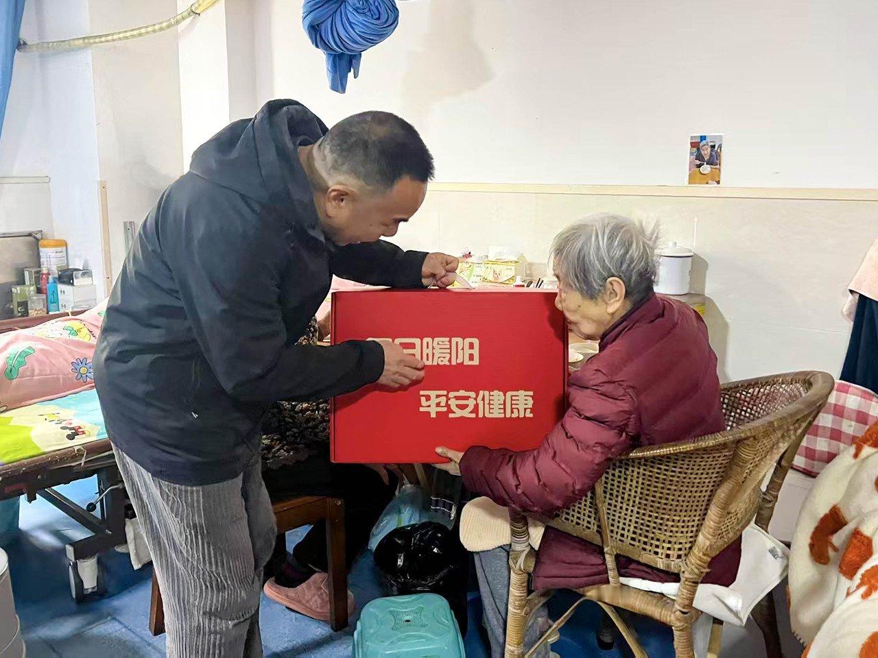 宁波江北用善举点亮寒冬 近日，宁波江北，工作人员为老人们送上慰问毛毯，传递新春温
