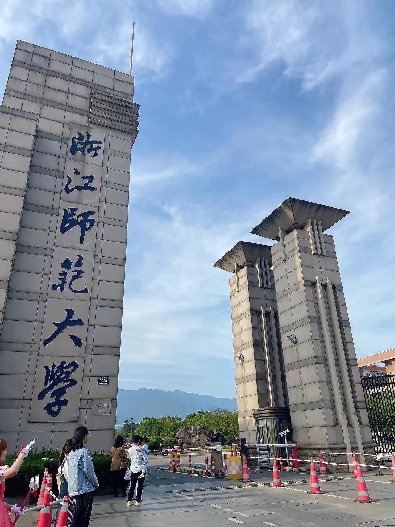 一个22岁的成年人，办个研究生入学手续，得先交代爸妈的宗教信仰和平均月收入。24