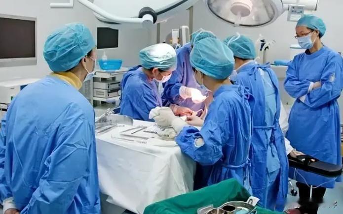 “医生闯进治疗室，我隐私权何在？”[发怒]深圳女子遭遇医疗尴尬，怒告医院索赔4万