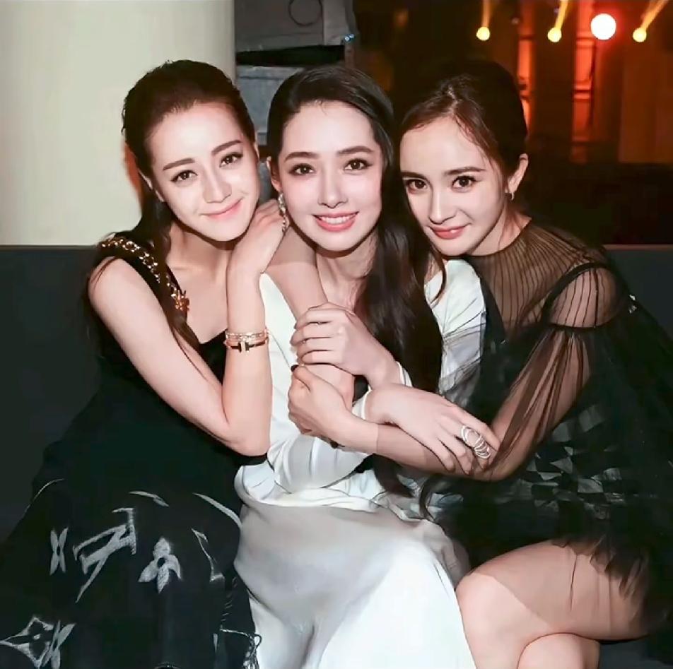 还得是郭碧婷，夹在迪丽热巴和杨幂中间居然也能美出圈儿，这样一看，郭碧婷最美！她的