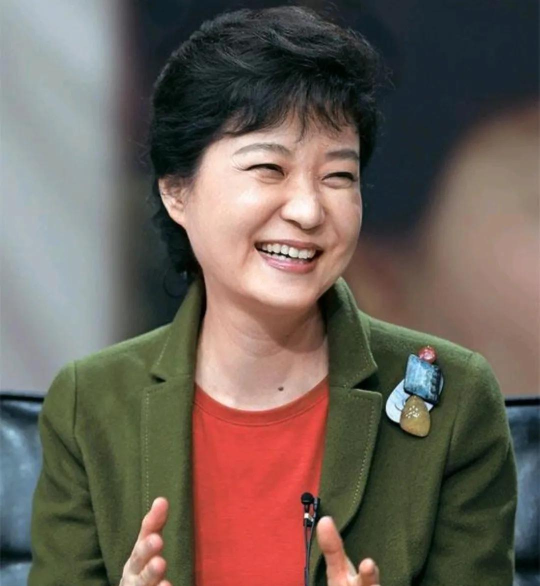 李在明当上韩国新一任总统，最高兴的是朴槿惠。毕竟朴槿惠是尹锡悦送进去的，而李在明