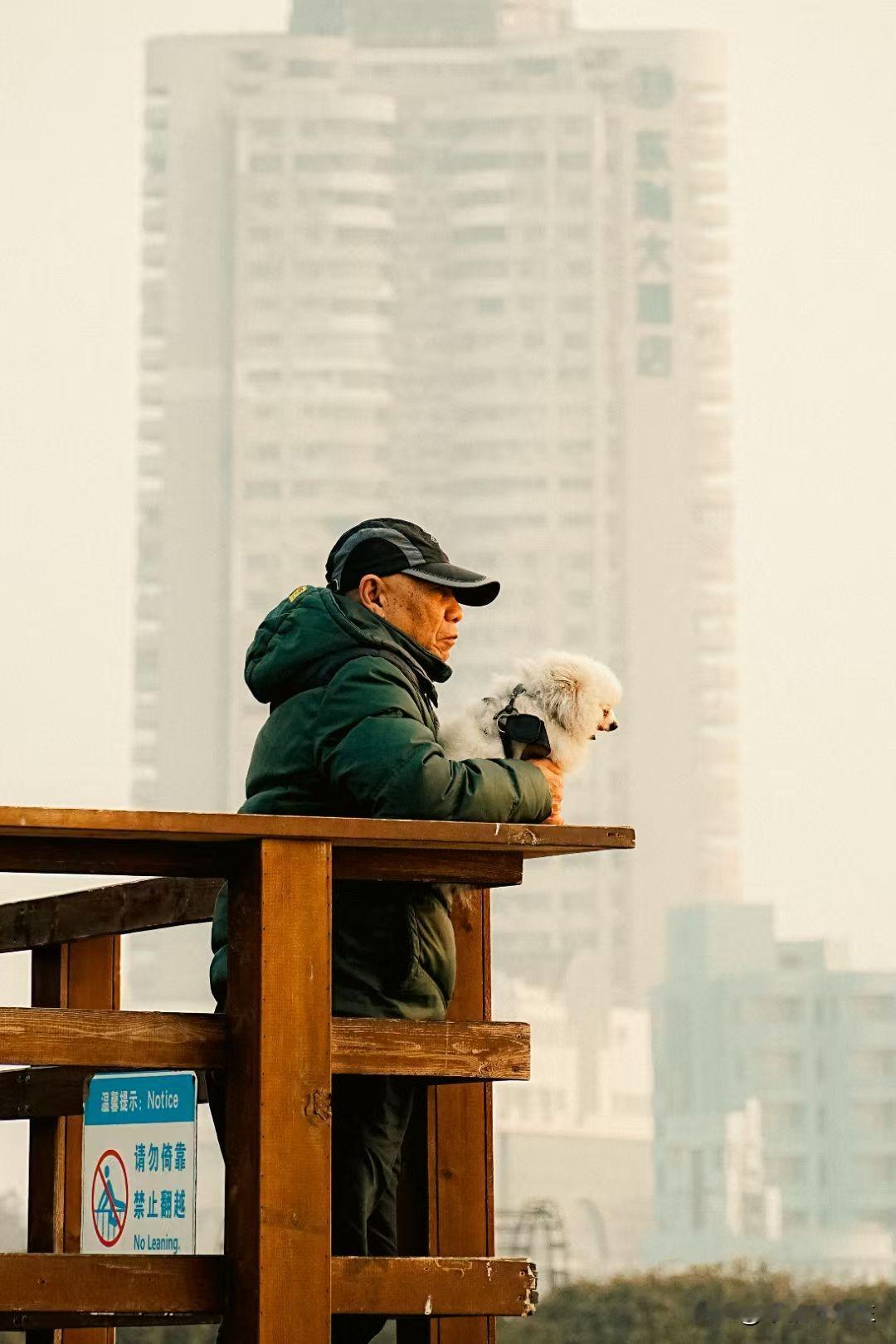城市孤独的老人。其实，农村老人更孤独，没有娱乐，没有亲人陪伴，没有同伴一起娱乐，