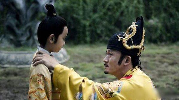 1475年，近30岁的朱见深嚎啕大哭：“我头发都白了，连个儿子都没有！”守夜太监