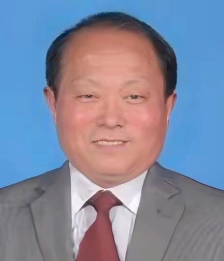 1981年，退伍老兵顾平返乡后，主动承担守护村旁烈士陵园的责任。他每天清扫墓地、