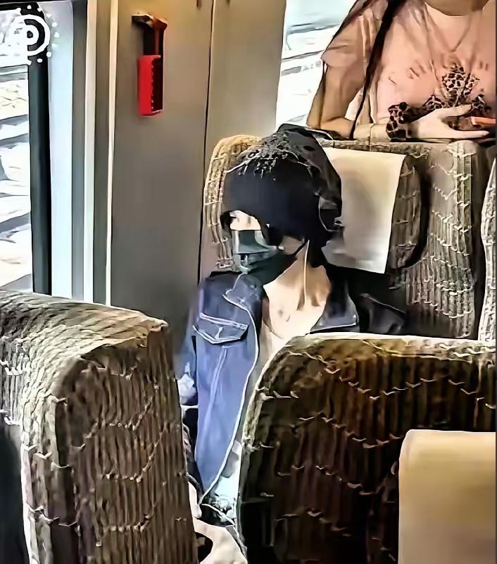 李权哲高铁占座被官媒点名：艺人出行讲排场，这病得治
7月28日，新黄河转发"浙江