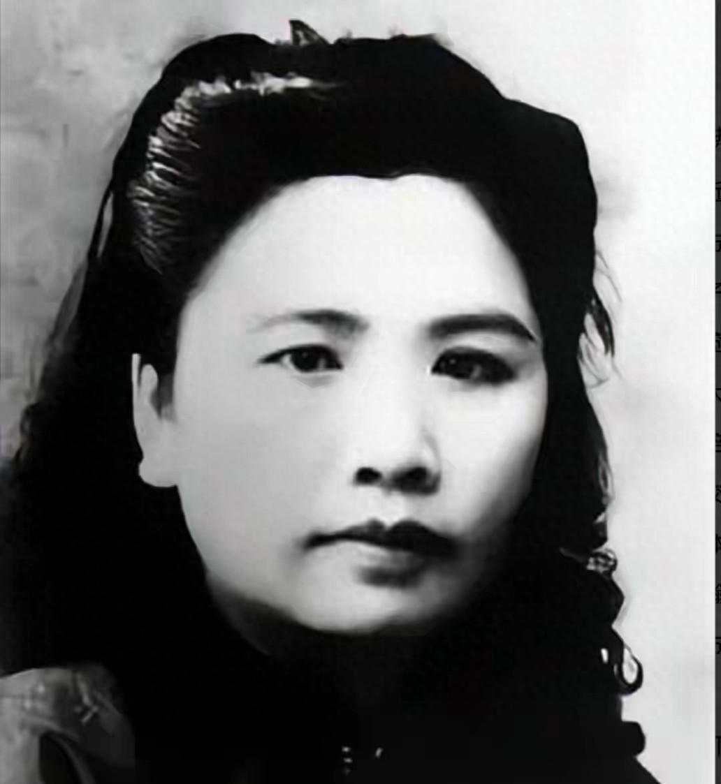 周恩来让王曼霞潜入国民党高层，没想到她竟嫁给了蒋介石亲信陈尔晋，令人意外！
19
