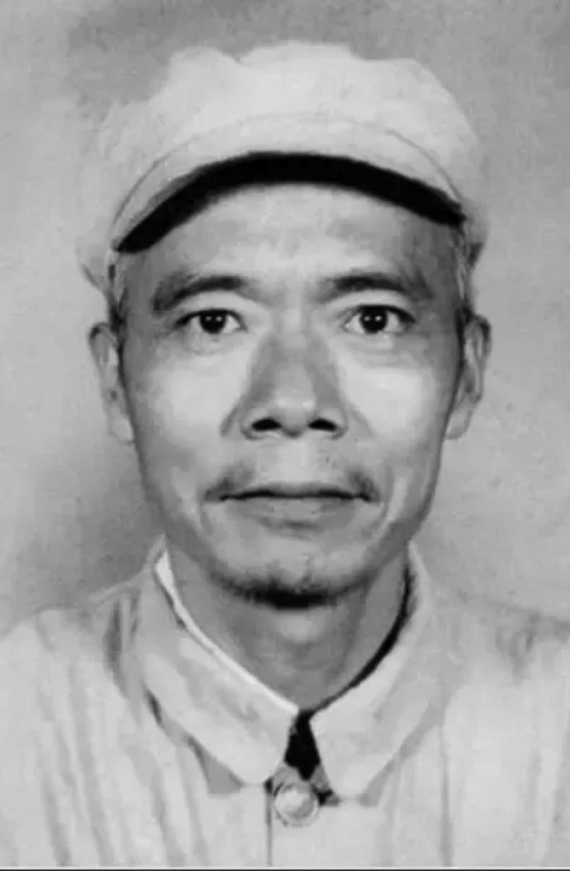 1937年，上海。涂作潮要打探情报，正和米店老板打牌。突然，米店老板看了他一眼，