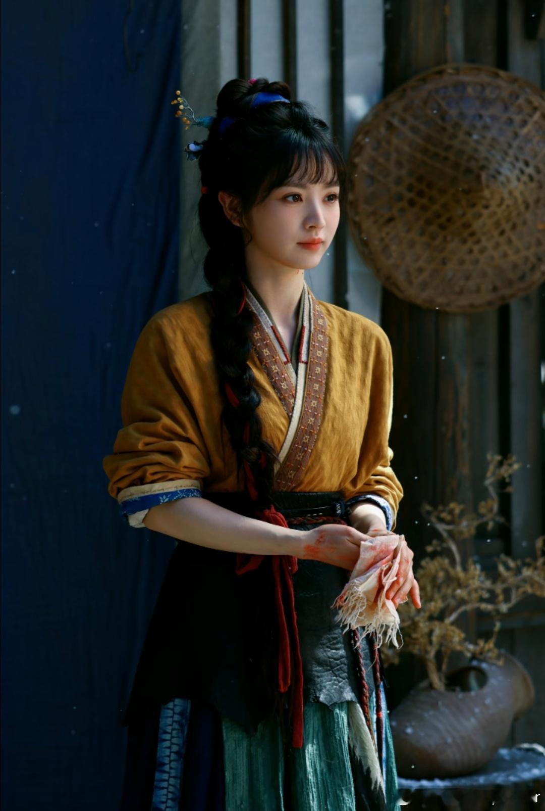 父母合照里，爸爸的眉眼、妈妈的瓜子脸，在她脸上完美融合，这不是复制粘贴，是优化组