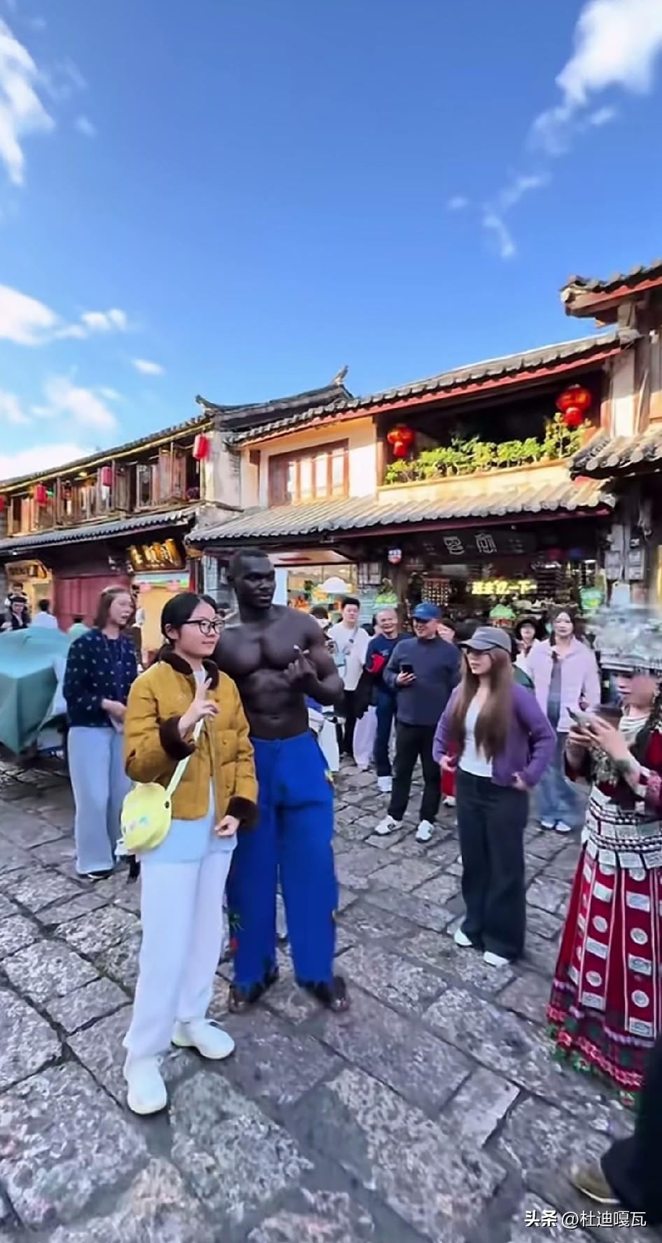 一个黑人朋友分享了他来国内的经历，就仅仅是自己在大街上行走，就招来了很多女性朋友