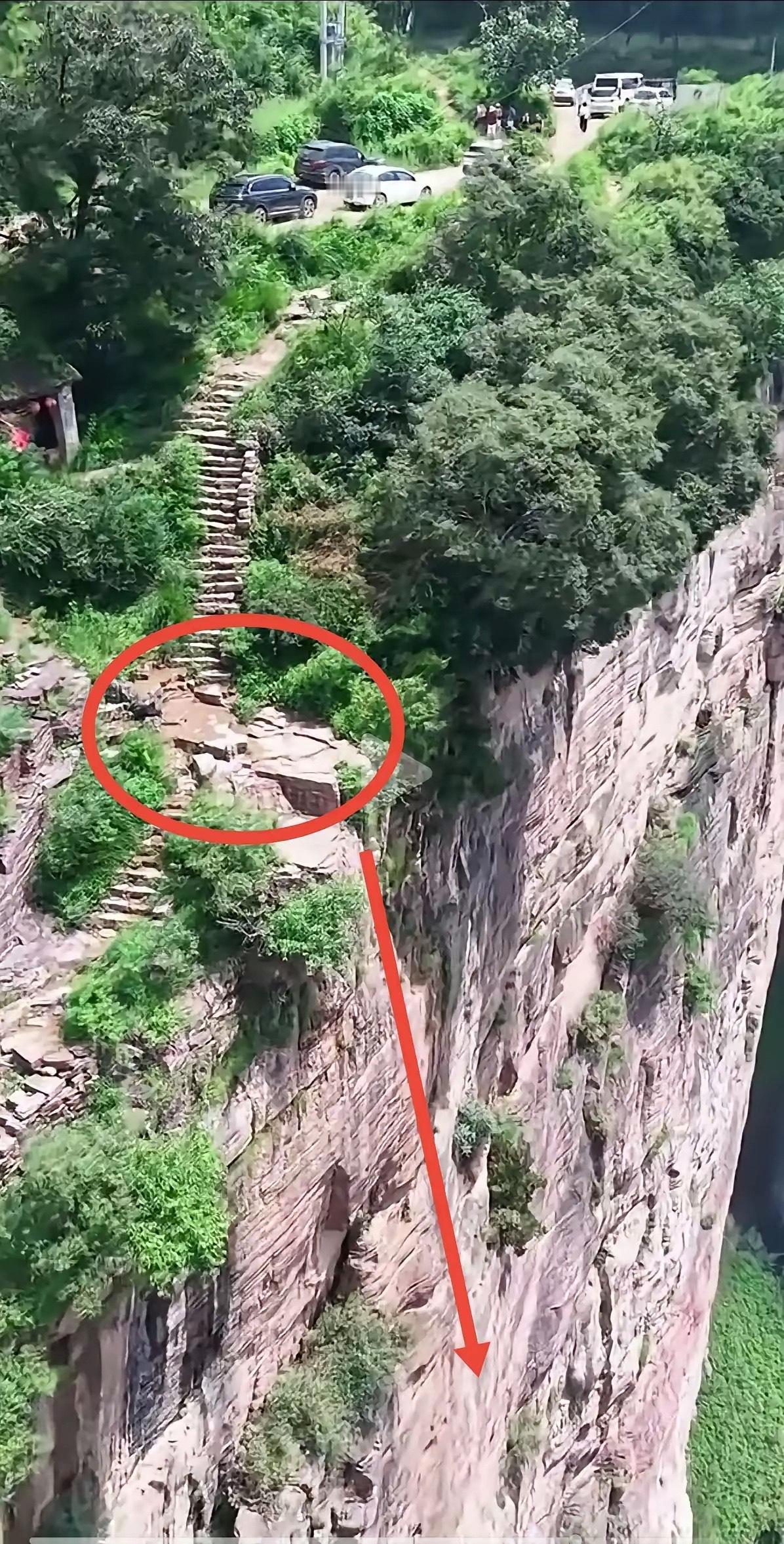 照片上的石头
大概率是程梦圆坠崖的地点
也不像是非常陡峭的山路
能掉下去无非以下