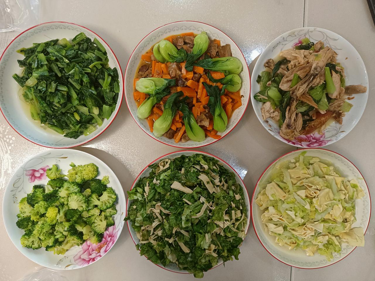 晒出我的今日美食三人份家常早餐，清清爽爽几盘小菜，荤素搭配，简单却满是烟火气。