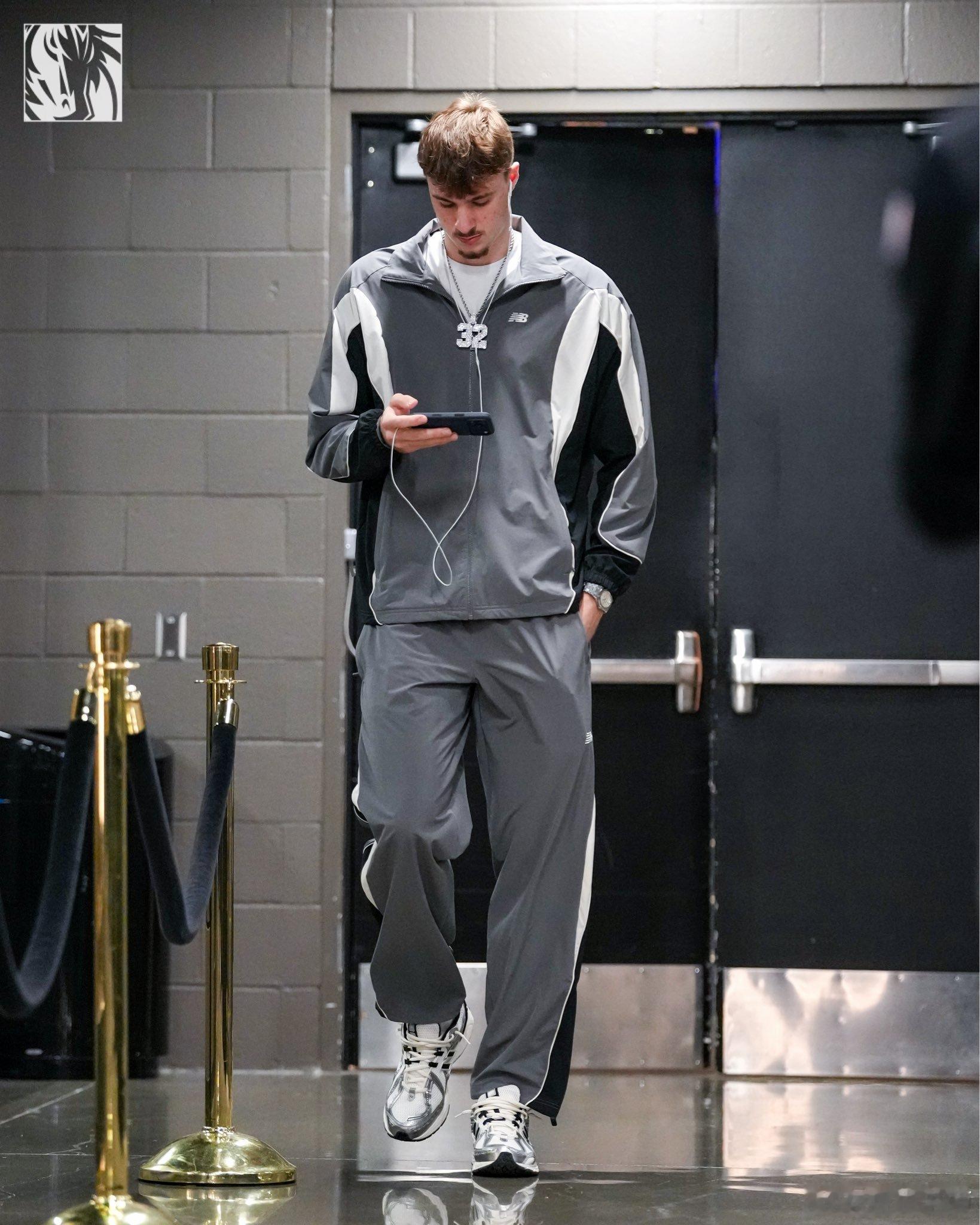 MFFL 对阵国王的首发阵容出炉。弗拉格、克里斯蒂、马绍尔、戴维斯、加福德。20