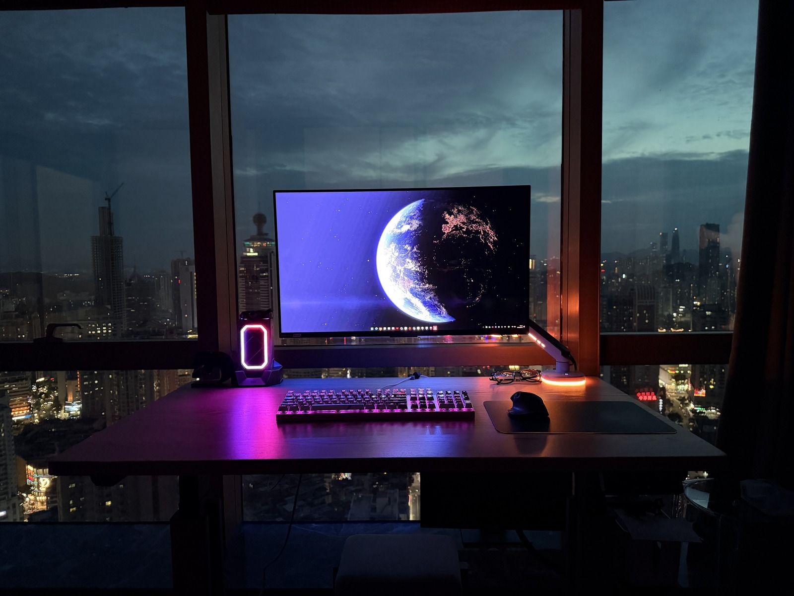 全球 PC 三季度出货 5700 万台，同比掉 21%，存储涨价把整机价顶上去，