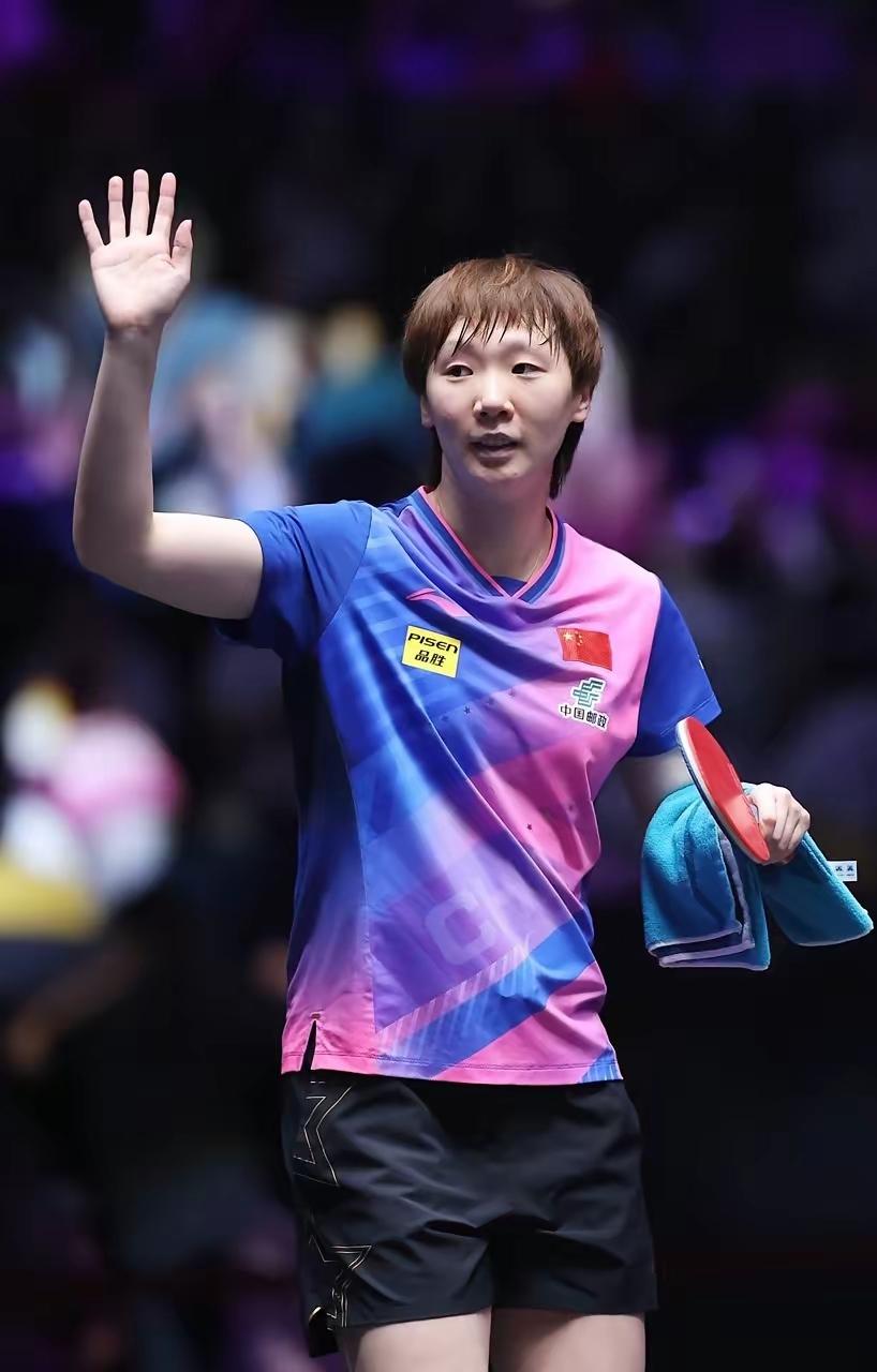 莎莎说了，曼昱是她的姐，外出比赛她俩睡一个房间，上床的时候她不让姐先睡着，无话找