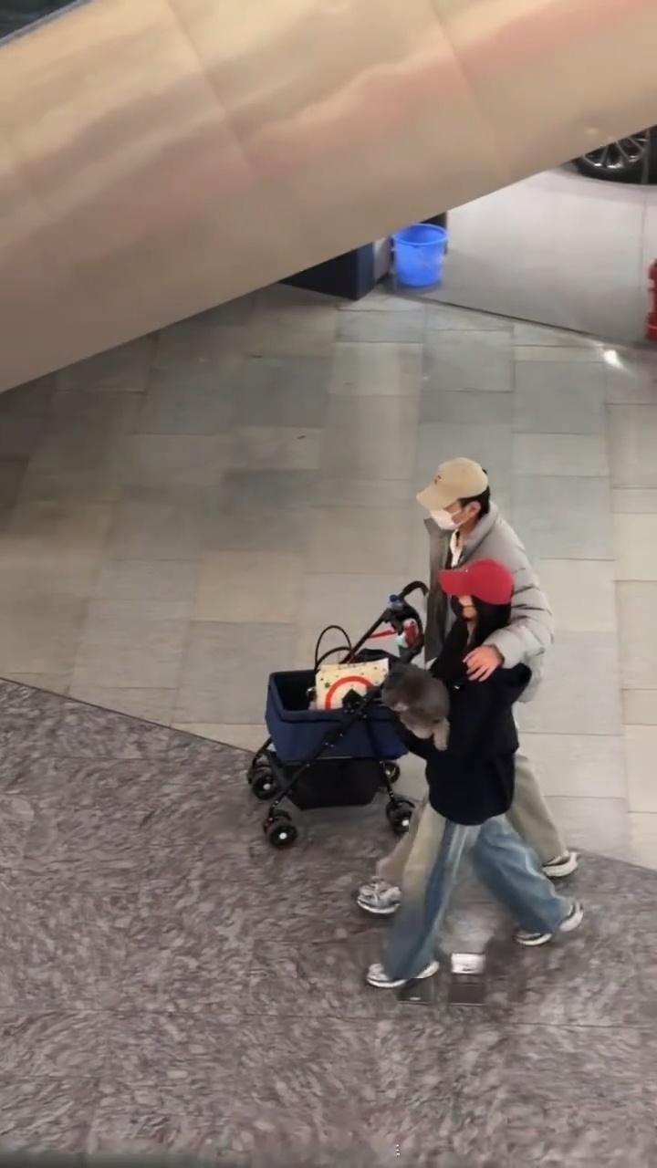 于小彤与女友逛街偶遇于小彤与女友逛街 于小彤与女友逛街 