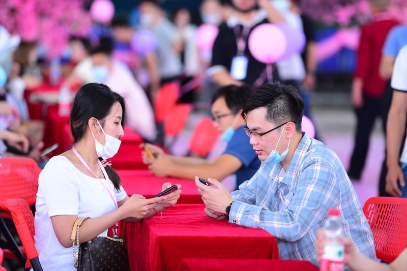 相亲现场，女生把男的当许愿王八。

视频中，女生要求男生月薪是自己的52倍，要能