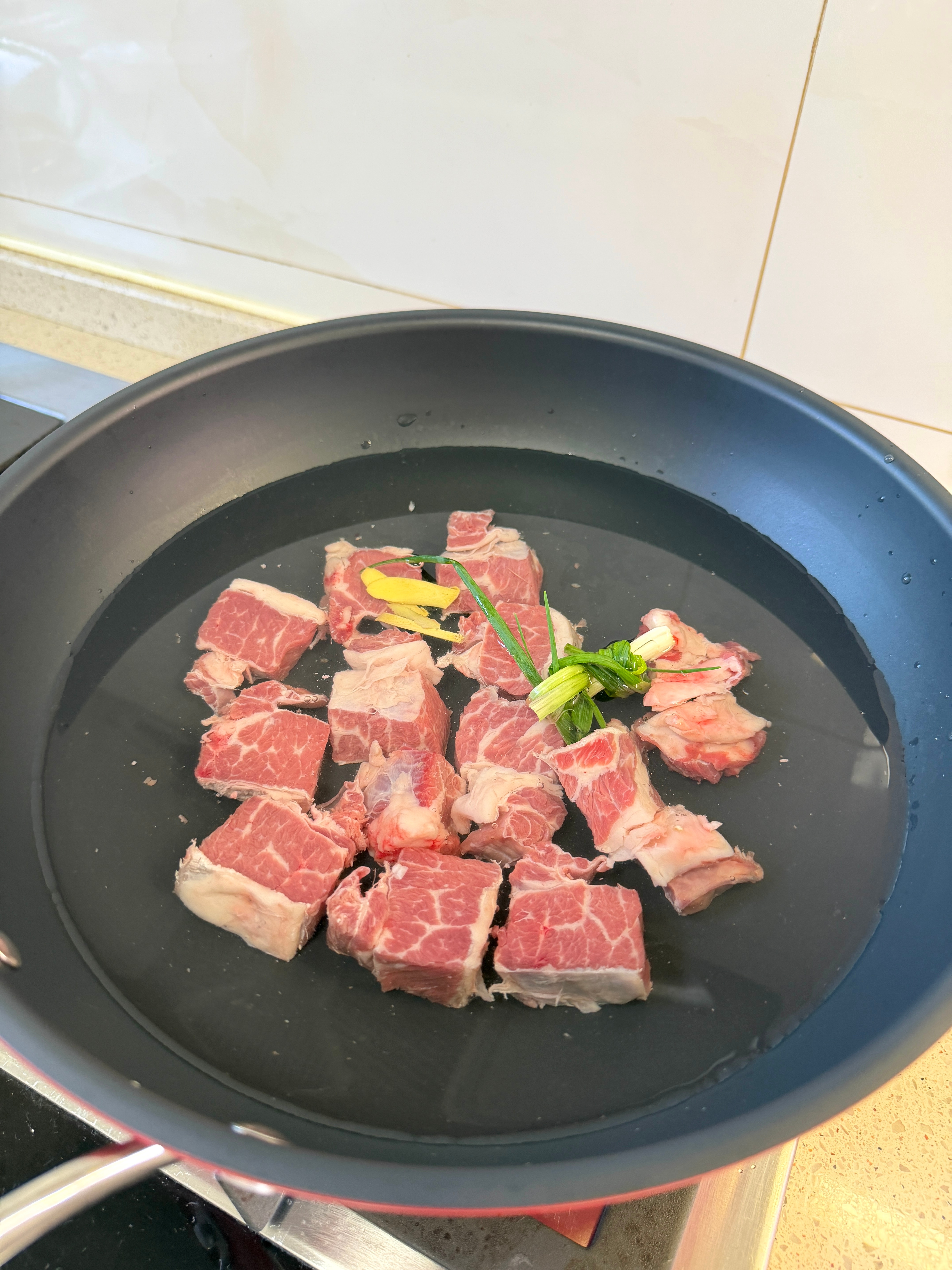 0失败的懒人～苹果清炖牛肋条，大成功 巨鲜美苹果炖牛肋条：✅食材：牛肋条、一个苹