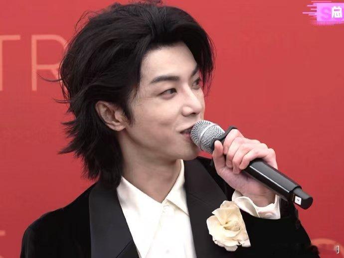 华晨宇西装白花婚礼造型声鸣远扬总决赛 声鸣远扬声鸣远扬直播 氛围感天花板！西装缀