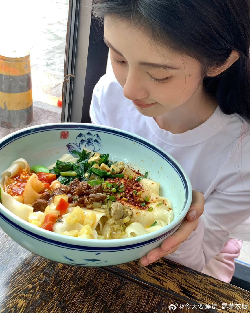 鞠婧祎貌似很好吃的样子 救命！知道鞠婧祎爱吃白开水泡饭之后，再看她的每一张图，都