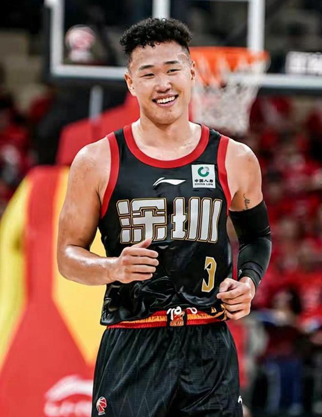 深圳马可波罗男篮季后赛首场比赛开启，“避雷针”贺希宁、“小孩哥”史密斯将在现场接