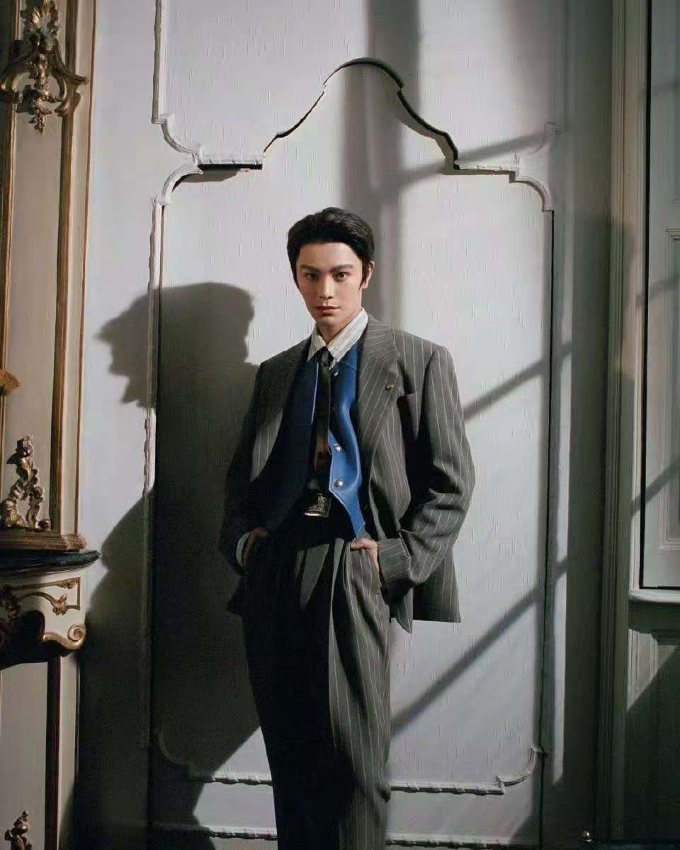 丁禹兮港风大背头丁禹兮港风背头造型丁禹兮港风背头造型，带感，[爱你][爱你] ​