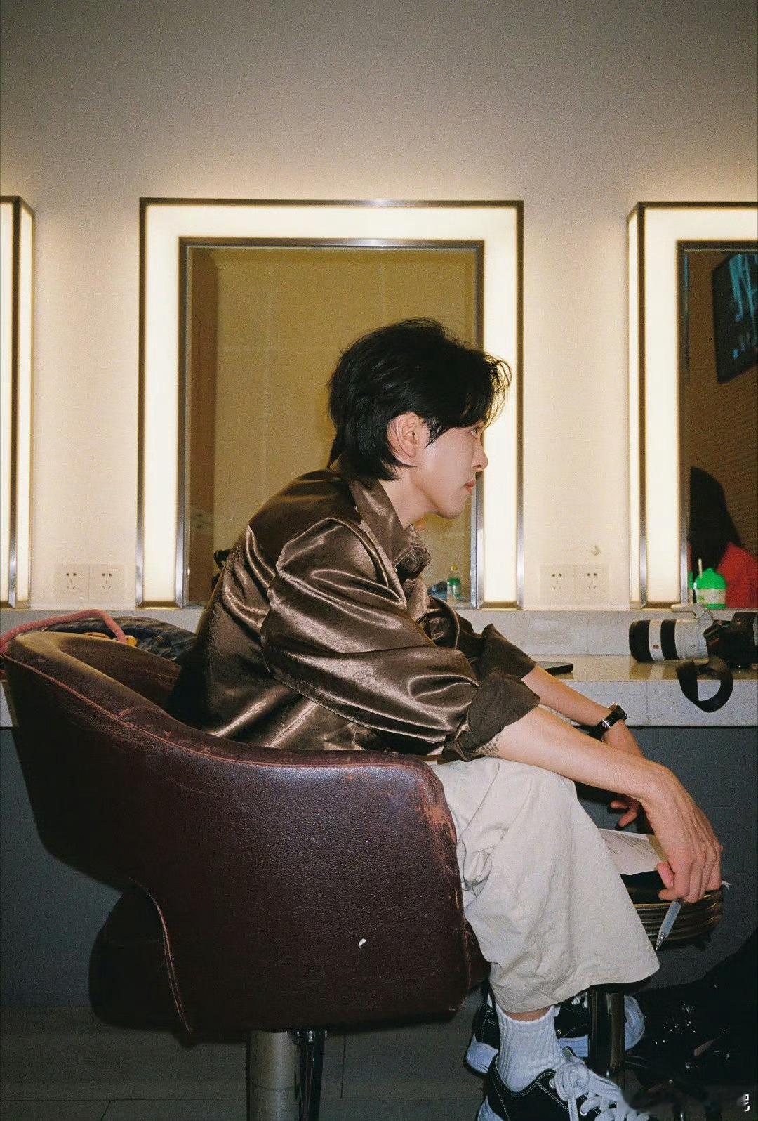 曾舜晞拿破仑外套 曾舜晞穿拿破仑外套惊艳，既有历史感又带少年气，复古设计显精致，