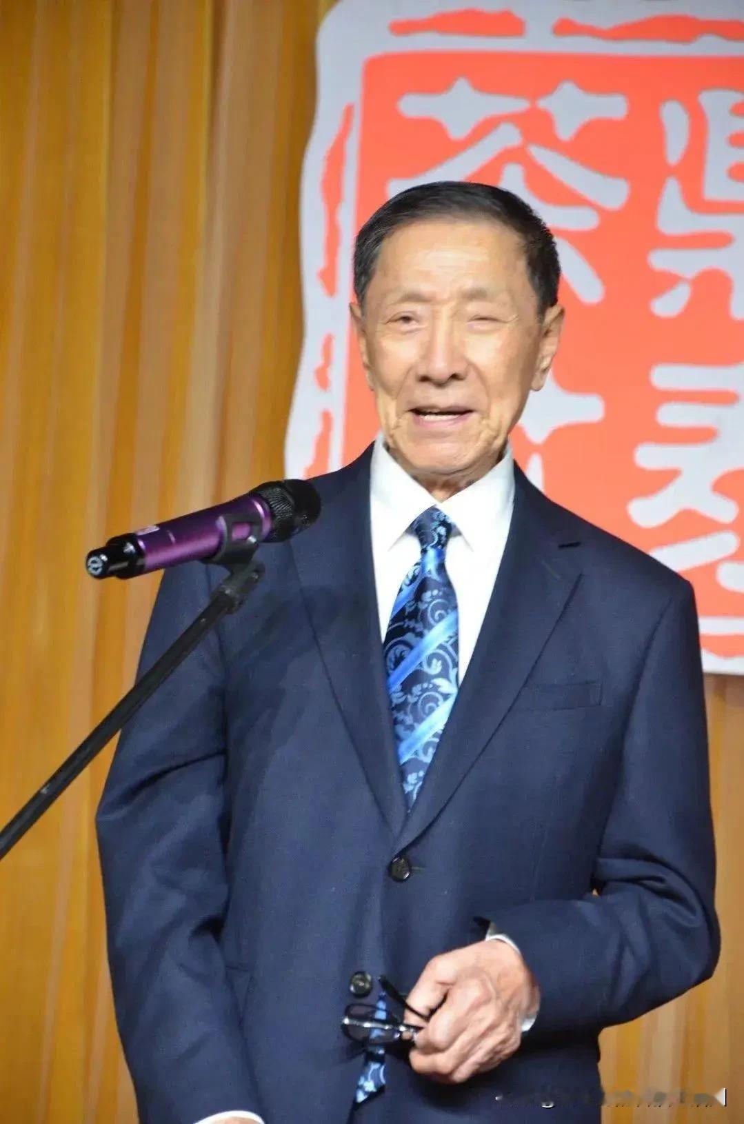 杨振华昔日的相声作品，更是敢于针砭当时社会的不良现象，开创了讽刺相声之先河。
