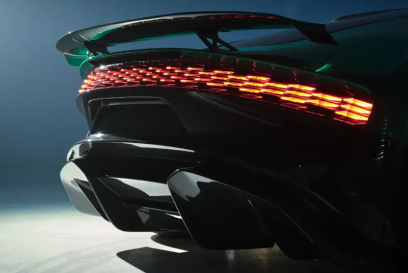 从预告图能看出，新车气场拉满：修长车身搭配隆起的前后翼子板，六辐花瓣轮圈+六孔螺