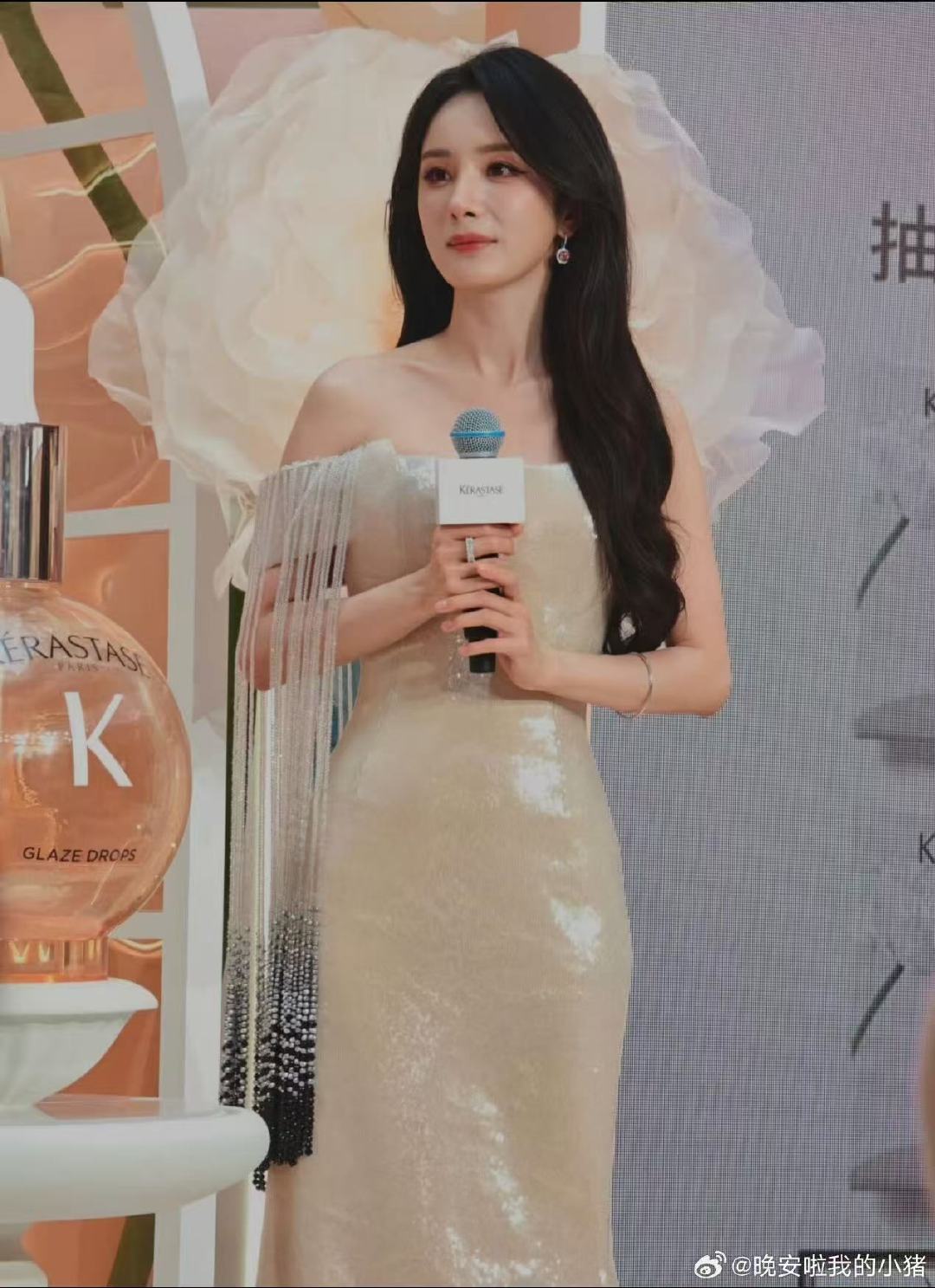 杨幂香槟金抹胸长裙杨幂香槟金亮片抹胸裙 杨幂香槟金亮片抹胸裙 