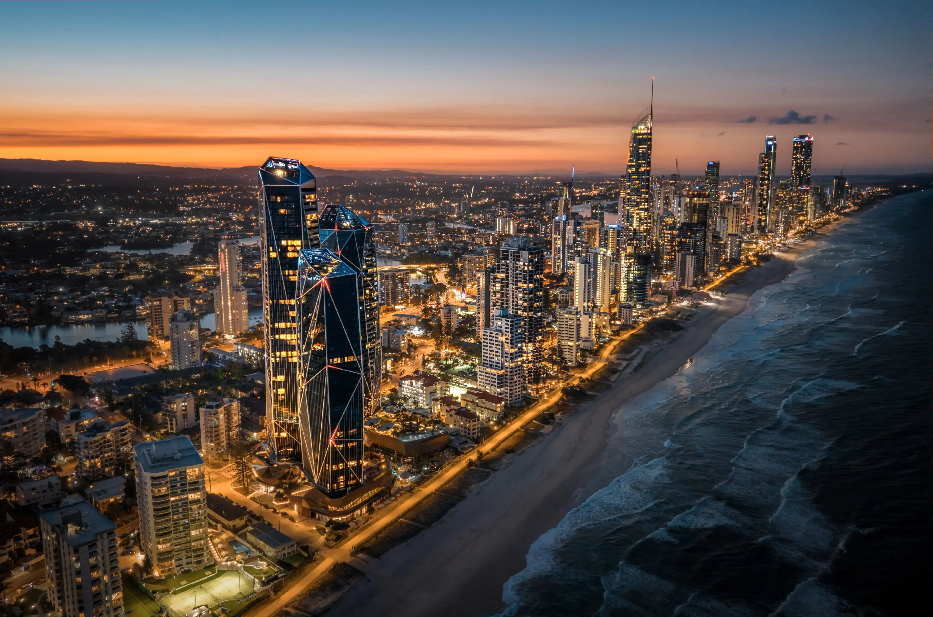 总得来黄金海岸看一次日落吧。来看看南半球最美海岸天际线的内透