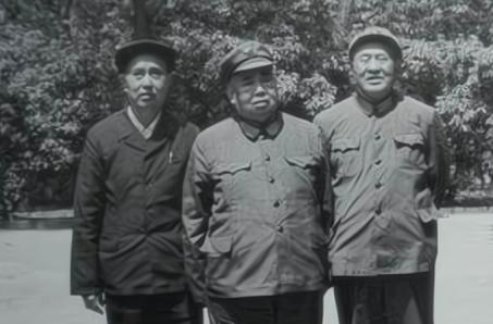1947年，1名八路军师长，大腿根部受伤住院，19岁女护士准备给他换药，不料，师