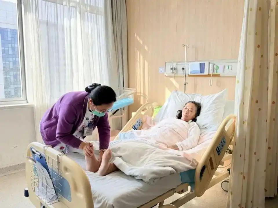 这份跨越岁月的圆满，源于一份藏在心底的寂寞与期盼。邹女士的大女儿定居国外，随着年