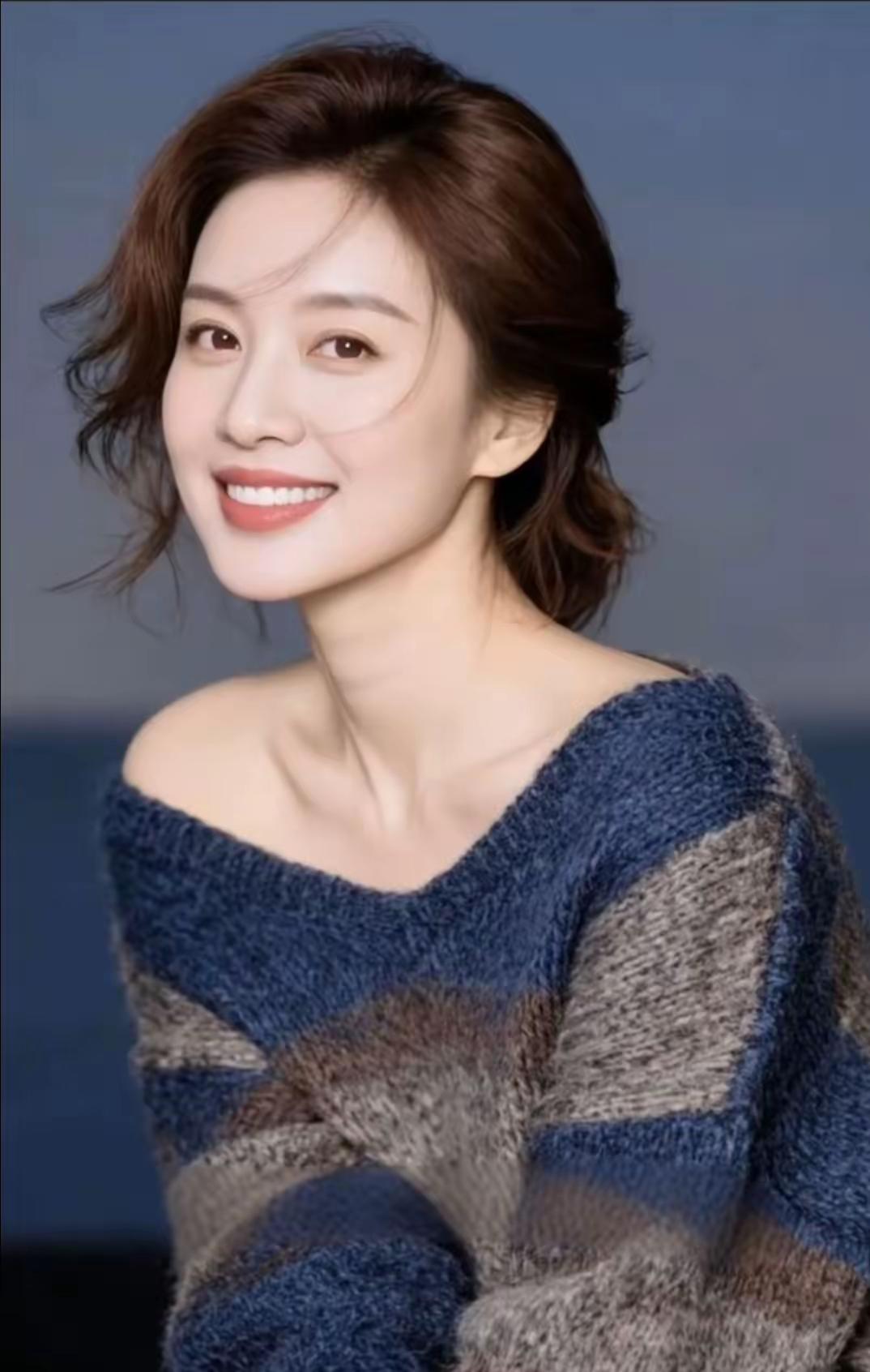 温柔甜美的微笑，暖色调毛衣，散发冬日温暖气息。