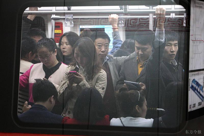 人每天奔波劳碌,究竟是为了什么? 每天闹钟响的瞬间，眼睛还粘在枕头上，手已经精准