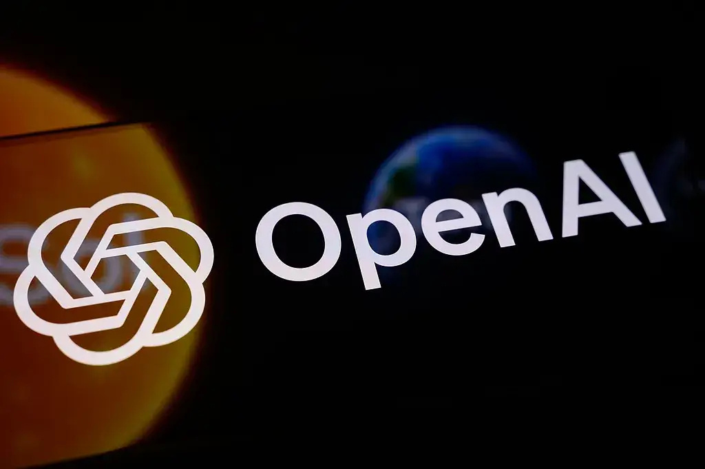 OpenAI拟进军消费硬件市场据媒体周二报道，OpenAI计划推出一款便携式、无