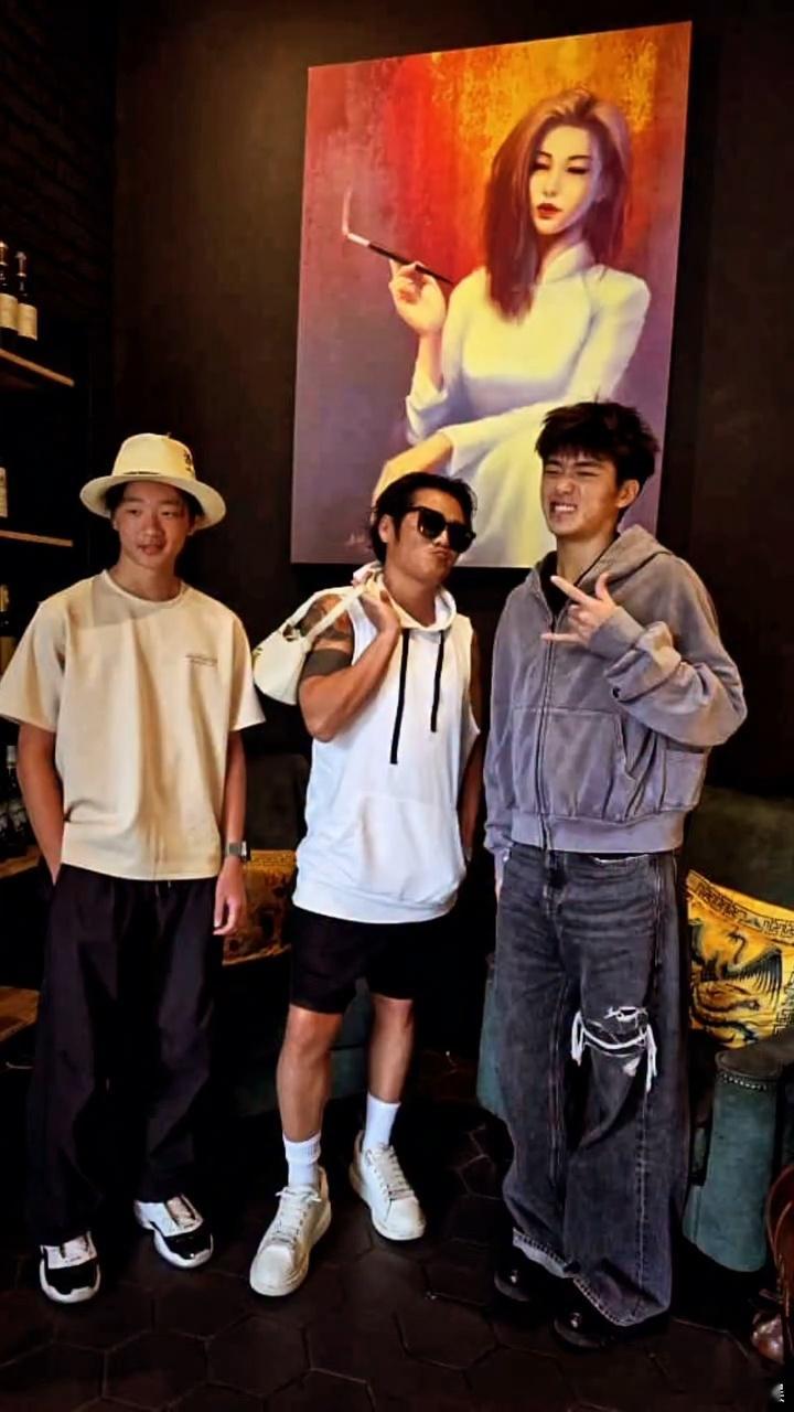 曹格带杨阳洋Joe聚餐杨阳洋Joe十年后重聚 曹格带杨阳洋Joe聚餐，哇！梦回了