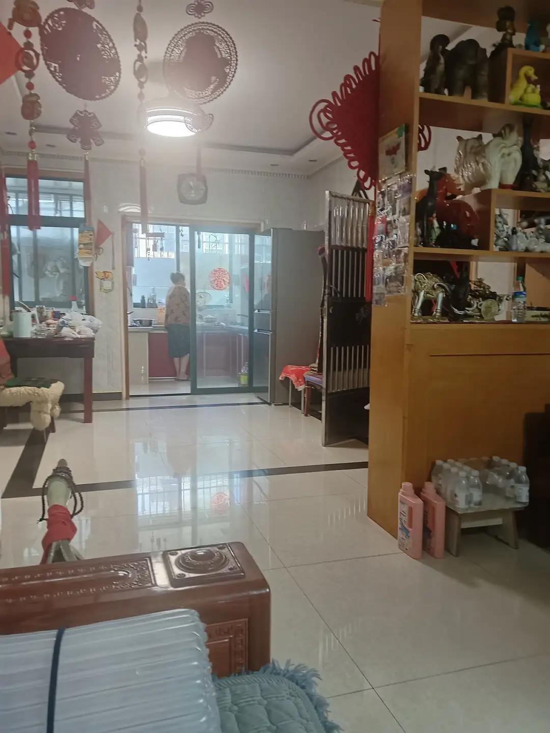 前年公公过世以后，婆婆就一个人住着这套三室一厅的大房子，老公不太放心，三天两头就