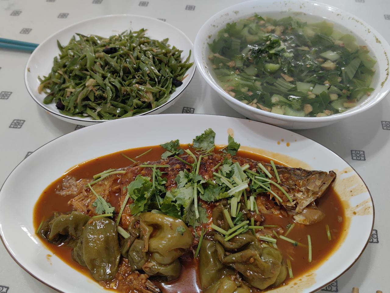 十年前听到“蒙餐”二字，眼睛会亮，心跳会快。眼前立刻浮现出手扒羊肉升腾的热气，闻