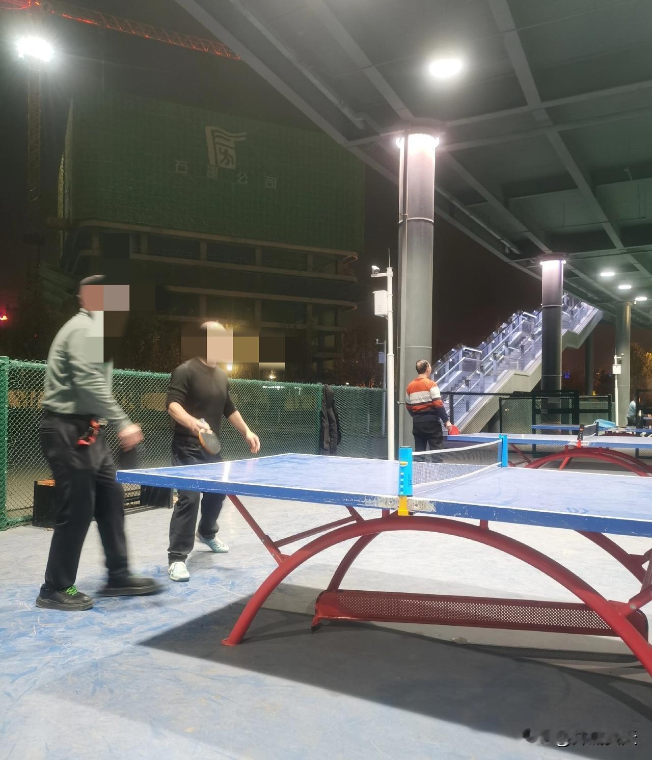 是不是真正的乒乓球迷，寒潮是个试金石。原本满坑满谷的公园球场，现在晚上空出来一半