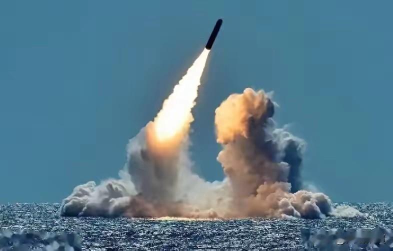 美国反华派认为，中国现政府跟清政府差不多，专制腐败，中国的所谓辉煌都是吹出来，中