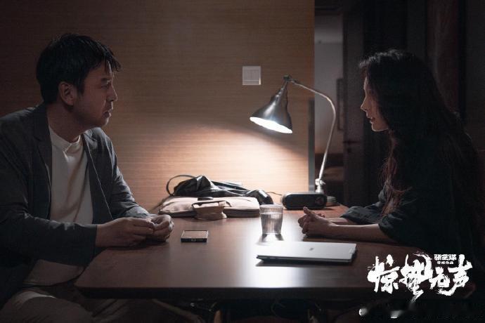 杨幂雷佳音剧照易烊千玺朱一龙张译刘耀文剧照 杨幂雷佳音新剧剧照质感拉满，两人同框