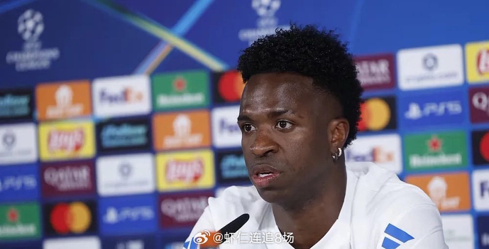 知名转会记者罗马诺在最新的播客节目中指出，维尼修斯在今日的新闻发布会上已经就自己