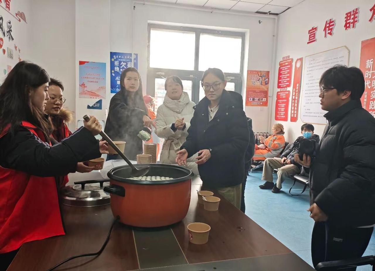 达坂村石榴籽服务站联合达坂城镇新时代文明实践所情暖辖区孤寡老人，元宵暖心送汤圆，