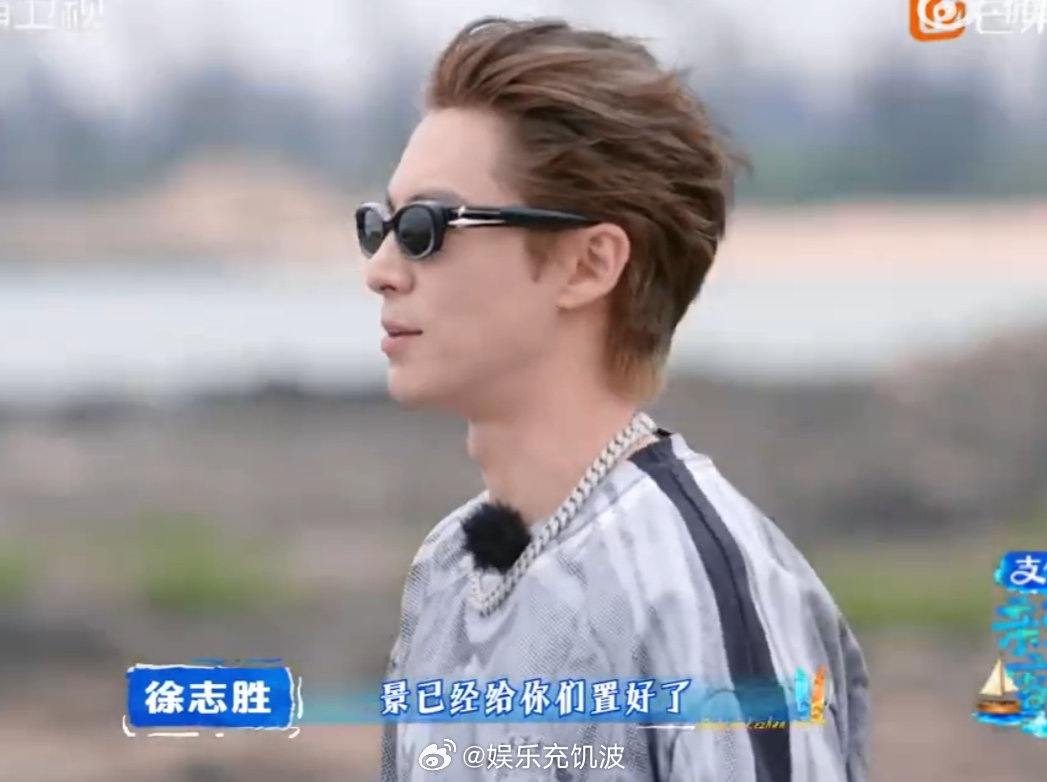 王鹤棣成徐志胜站哥谁懂啊！王鹤棣当徐志胜站哥，服务态度好到没话说亲爱的客栈