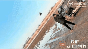 直10飞行训练，偶遇越野车陷沙滩，在救与不救之间，选择了低空盘旋和目标锁定，这样