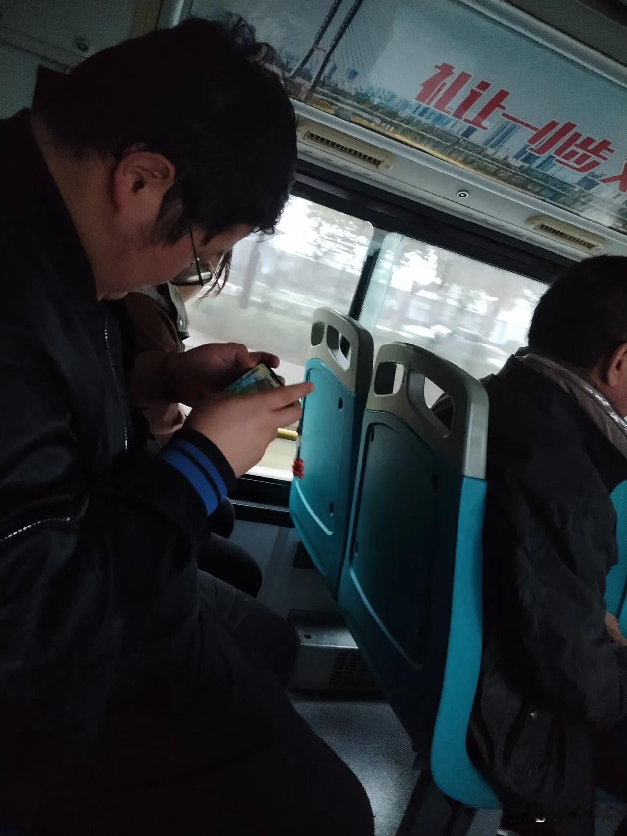 每日有发现：必须警惕网络对青少年的伤害，尤其是手机网游对青少年的腐蚀与伤害！

